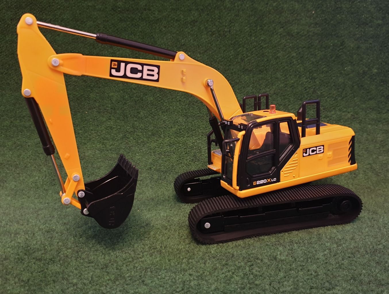 Britains JCB 220X LC TRACKED EXCAVATOR