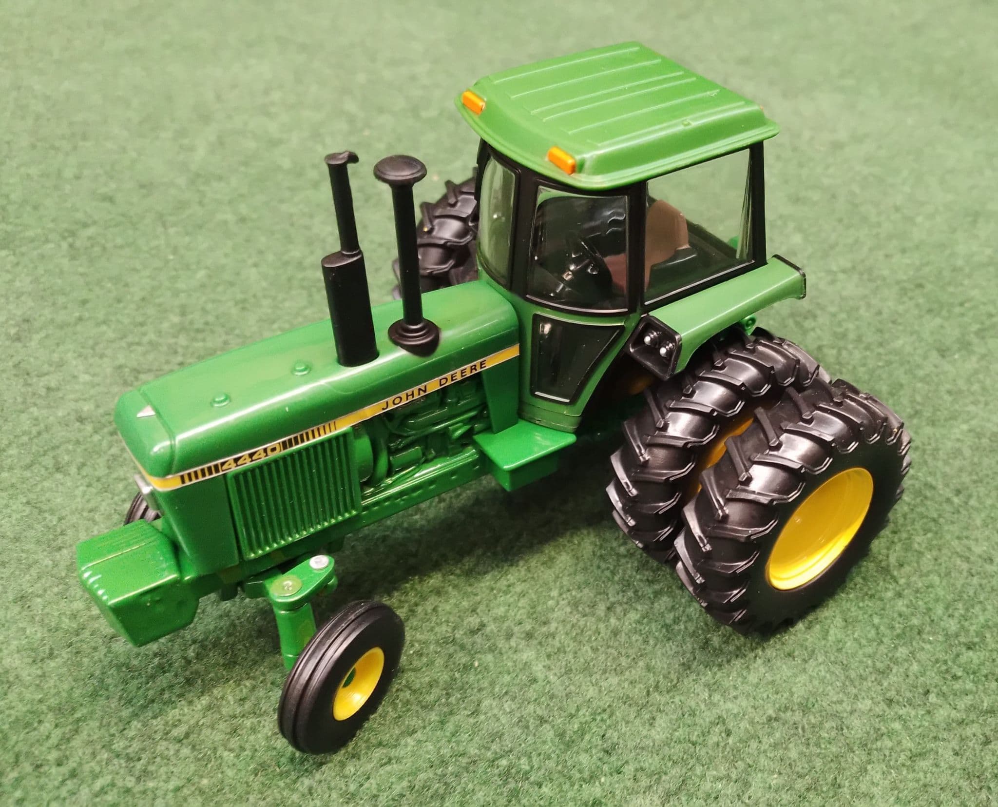 JOHN DEERE 4440 2wd dual rear wheels