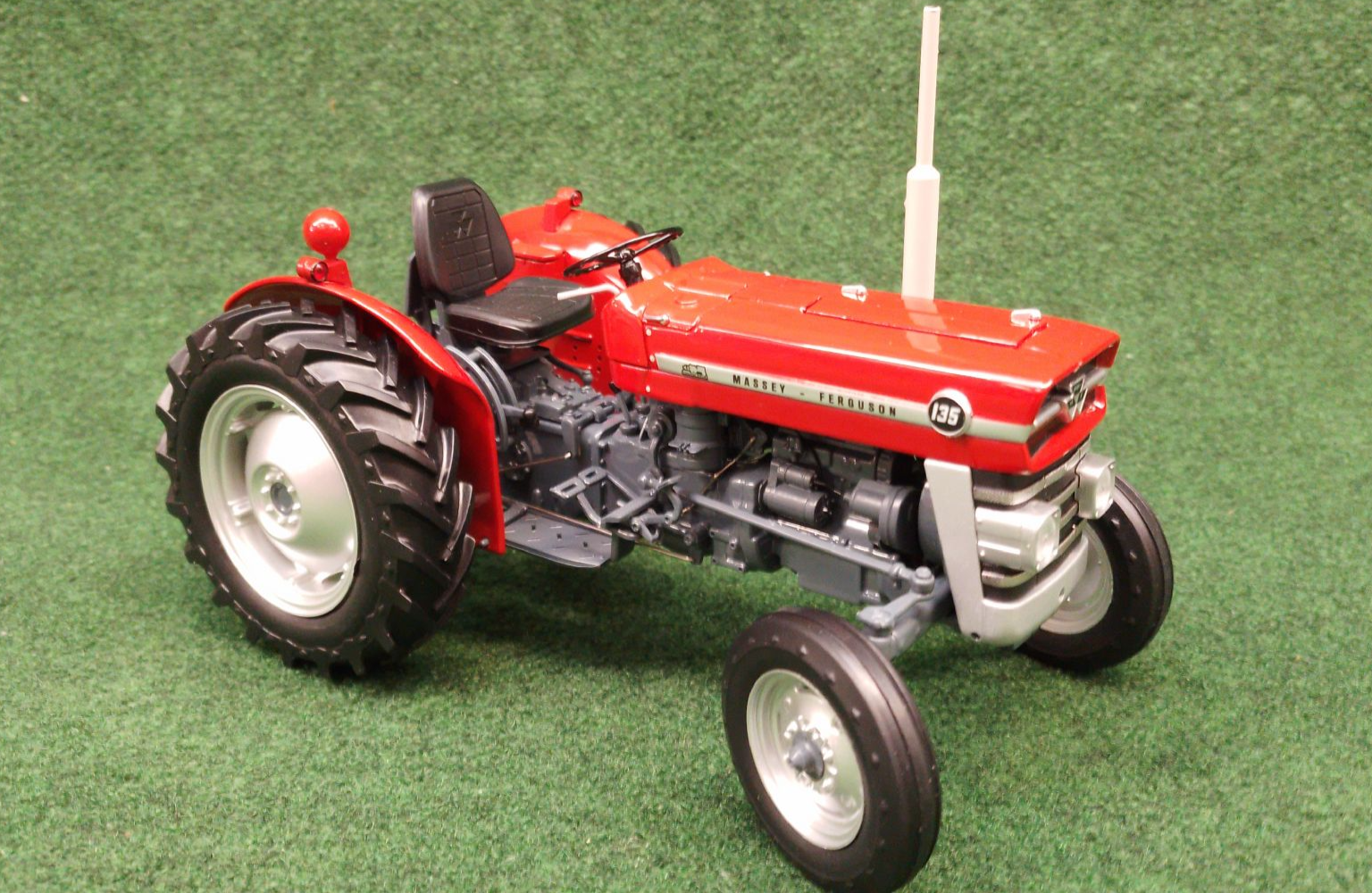 Massey Ferguson 135 (1:16 Scale)
