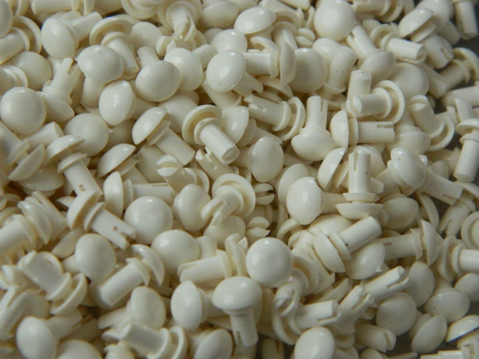 50 x Nylon Rivets Clic Push Fit Rivets 3mm Diameter 3-4mm Grip White D5