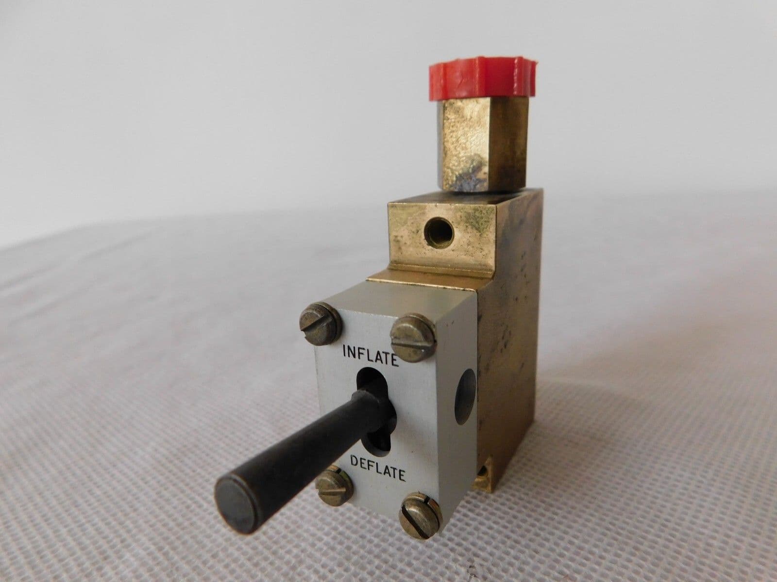 Aircraft Nitrogen Tyre Inflate/Deflate Control Valve D4C