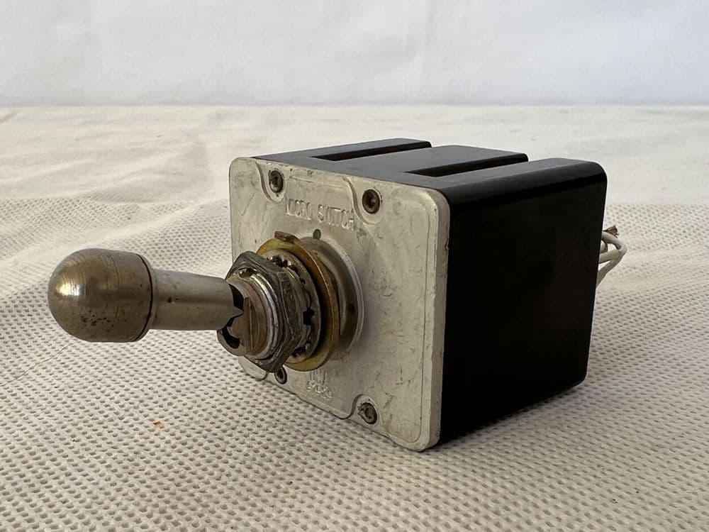 Tornado Aircraft Locking Toggle Switch 4 Pole 2 Position MS27789-23D D5D