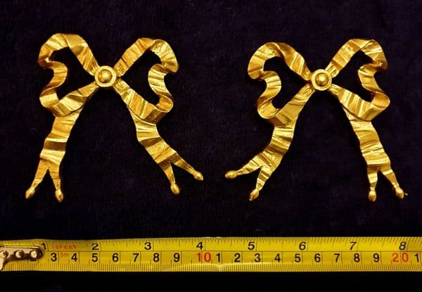 PAIR DECORATIVE MOULDING RIBBON WALL DECORATION (No17)
