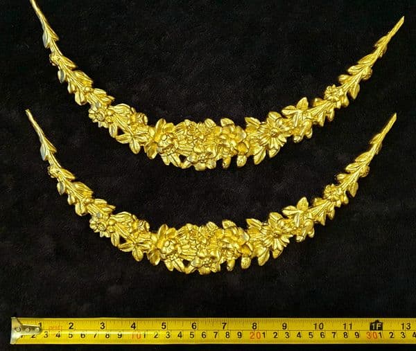 PAIR FLORAL DECORATIVE RESIN PEDIMENT LOUIS XVI FLORAL APPLIQUE GILT WHITE DECORATION (No148)