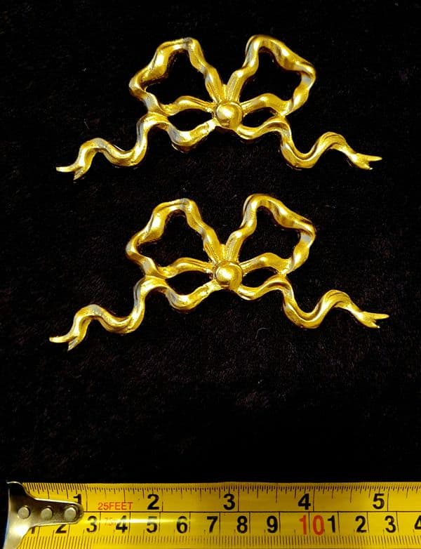 PAIR RIBBON DECORATIVE RESIN PEDIMENT LOUIS XVI APPLIQUE GILT WHITE DECORATION (No146)