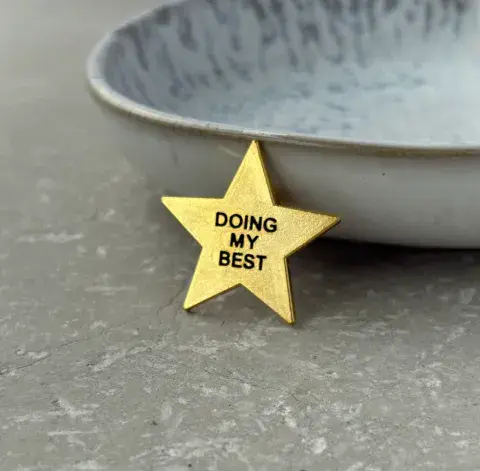 "DOING MY BEST" STAR PIN BADGE IN GOLD