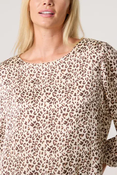 ANIMAL  PRINT ROUND NECK BUBBLE TOP CHOC