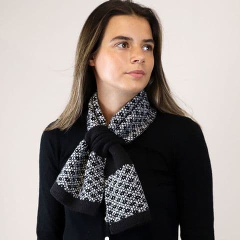 BLACK & WHITE SCANDI FLOWER PULL THROUGH SCARF