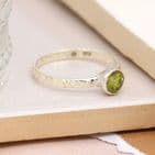 FACETED PERIDOT STERLING SILVER HAMMERED BAND RING - SIZE 55 (SMALL)