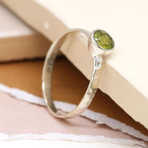 FACETED PERIDOT STERLING SILVER HAMMERED BAND RING - SIZE 55 (SMALL)