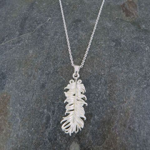 FEATHER PENDANT NECKLACE IN SILVER