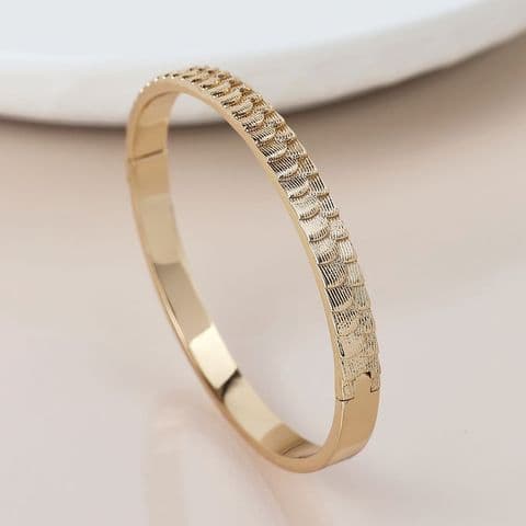 GOLD SCALLOP EMBOSSED BANGLE