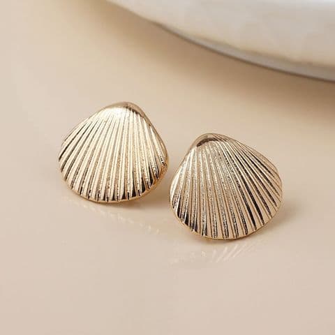 GOLDEN CLAM SHELL STUD EARRINGS
