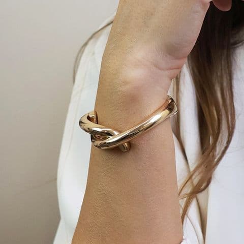 GOLDEN CROSSOVER HINGED BANGLE