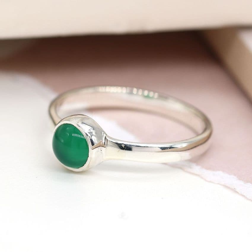 GREEN ONYX CAB STERLING SILVER RING - SIZE 55 (SMALL)