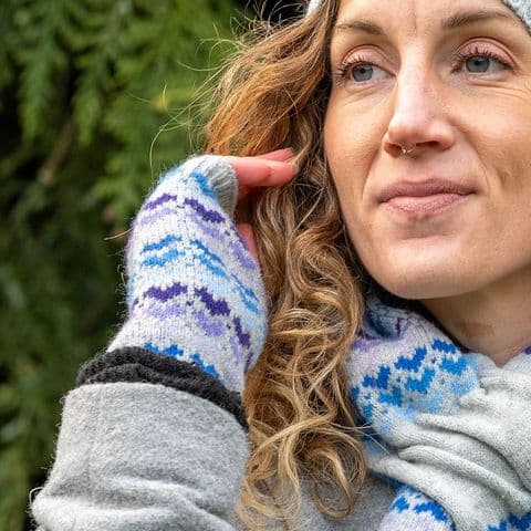 GREY & BLUE HEART KNIT WRIST WARMERS