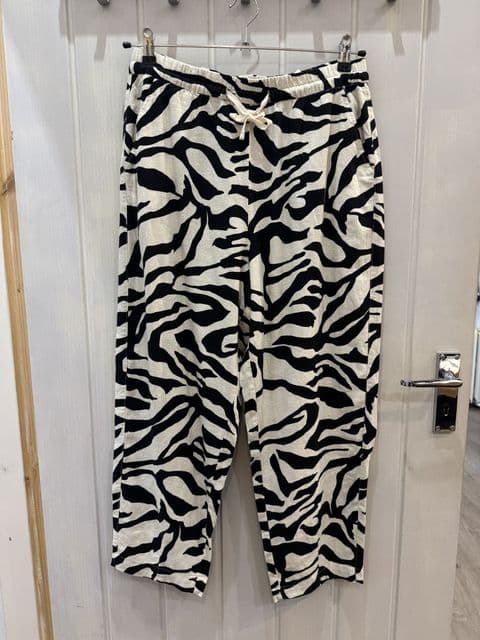 IHLINNO BARREL PANTS IN ANIMAL PRINT