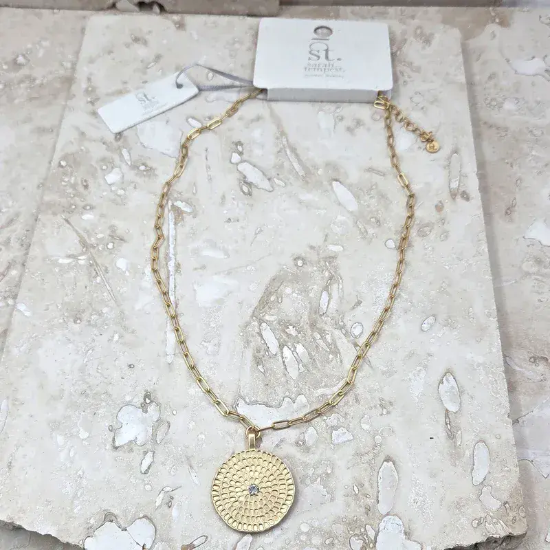 IMPRINTED CIRCLE PENDANT NECKLACE IN GOLD
