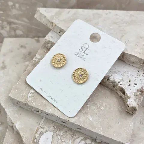 IMPRINTED CIRCLE WITH CENTRAL CRYSTAL STUD EARRINGS IN GOLD