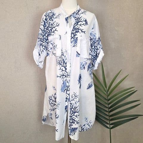 LONGLINE SHIRT IN CORAL AND SHELL PRINT IN NAVY