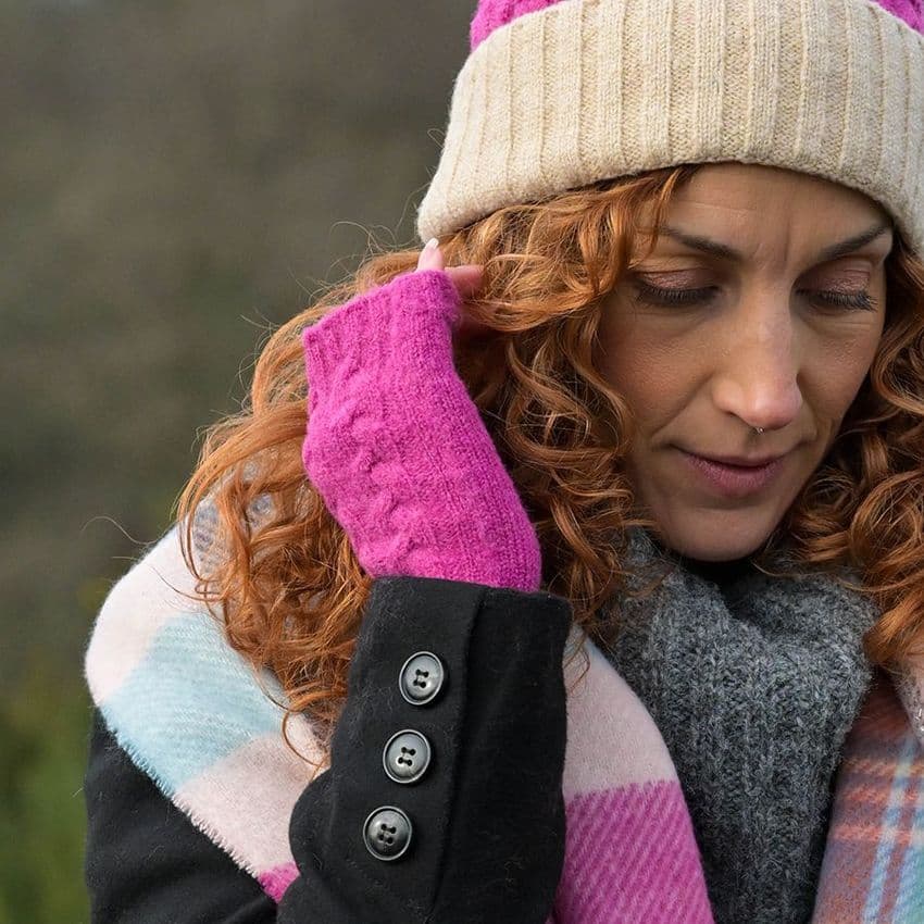 MAGENTA RECYCLED BLEND CABLE KNIT WRIST WARMERS