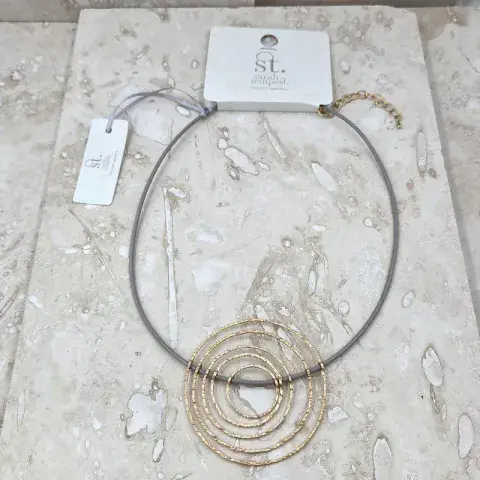 OPEN CIRCLE TEXTURED LEATHER NECKLACE IN GOLD AND GREY