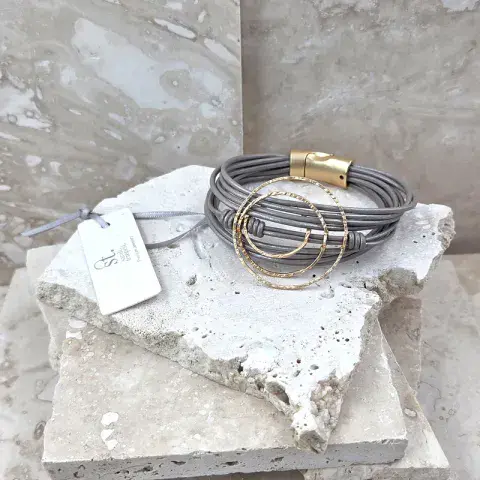 OPEN TEXTURED RINGS MULTISTRAND LEATHER BRACELET IN GOLD AND GREY
