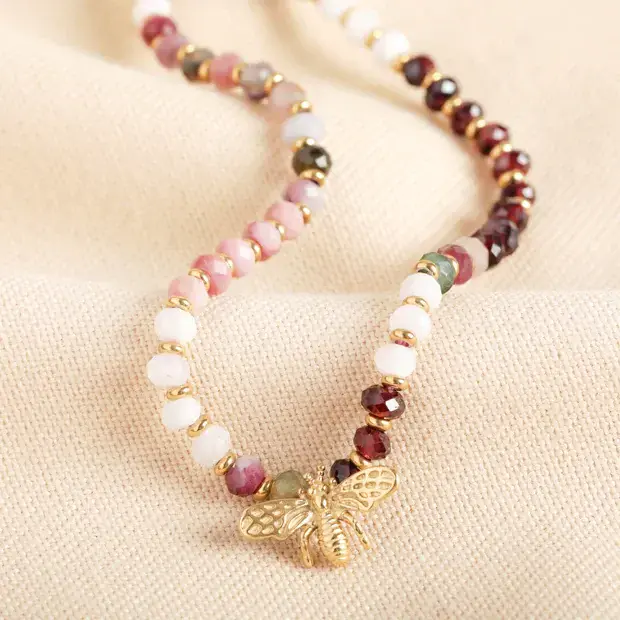 SEMI-PRECIOUS BURGUNDY BEADED BEE PENDANT NECKLACE IN GOLD