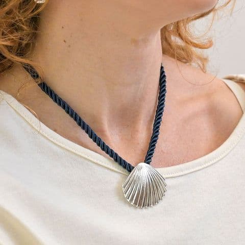 SILVER PLATE TEAL CORD CLAM SHELL NECKLACE