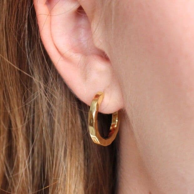 SMALL HAMMERED HOOP EARRINGS GOLD