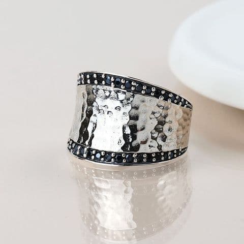 STERLING SILVER BEATEN RING WITH STONE BORDER