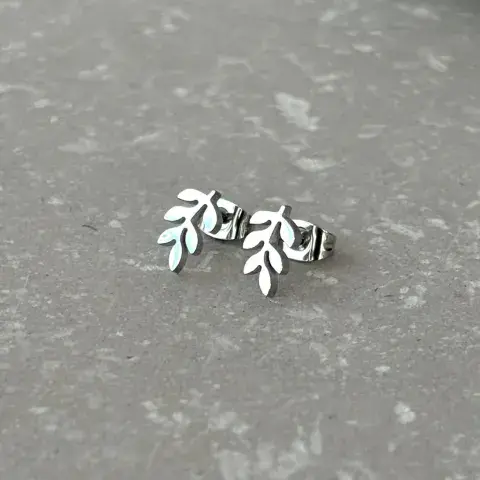 TARNISH RESISTANT FERN STUDS IN SILVER
