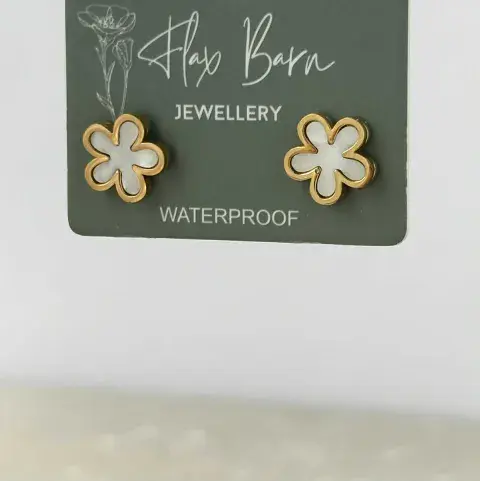 TARNISH RESISTANT PEARLESCENT FLOWER STUDS IN GOLD