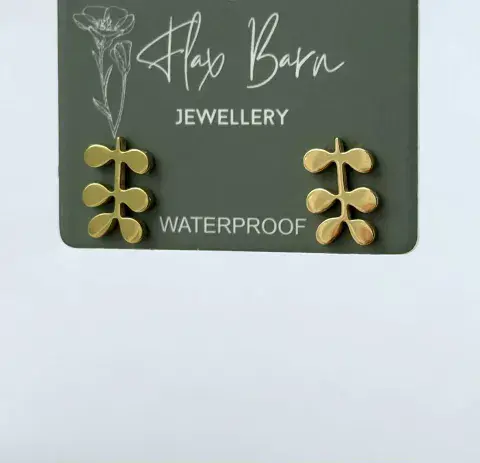 TARNISH RESISTANT TRAILING LEAF STUDS IN GOLD