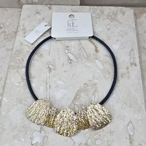 TEXTURED CURVED PENDANT LEATHER NECKLACE IN GOLD AND NAVY
