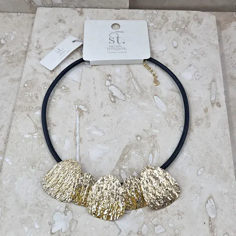 TEXTURED CURVED PENDANT LEATHER NECKLACE IN GOLD AND NAVY