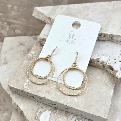 TEXTURED DOUBLE HOOP EARRINGS IN GOLD