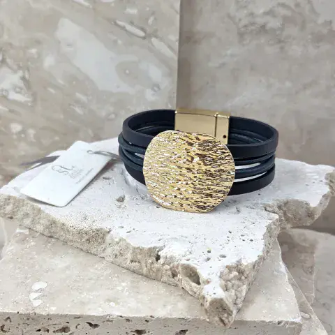 TEXTURED OVAL PENDANT LEATHER BRACELET IN GOLD AND NAVY