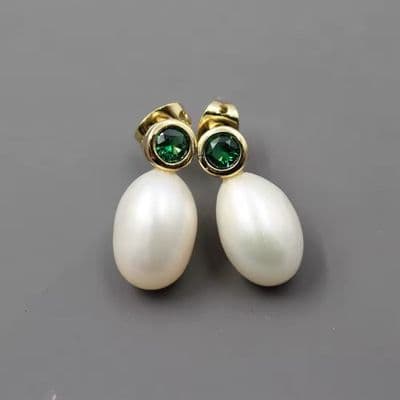 Emerald mini stud pearl earrings