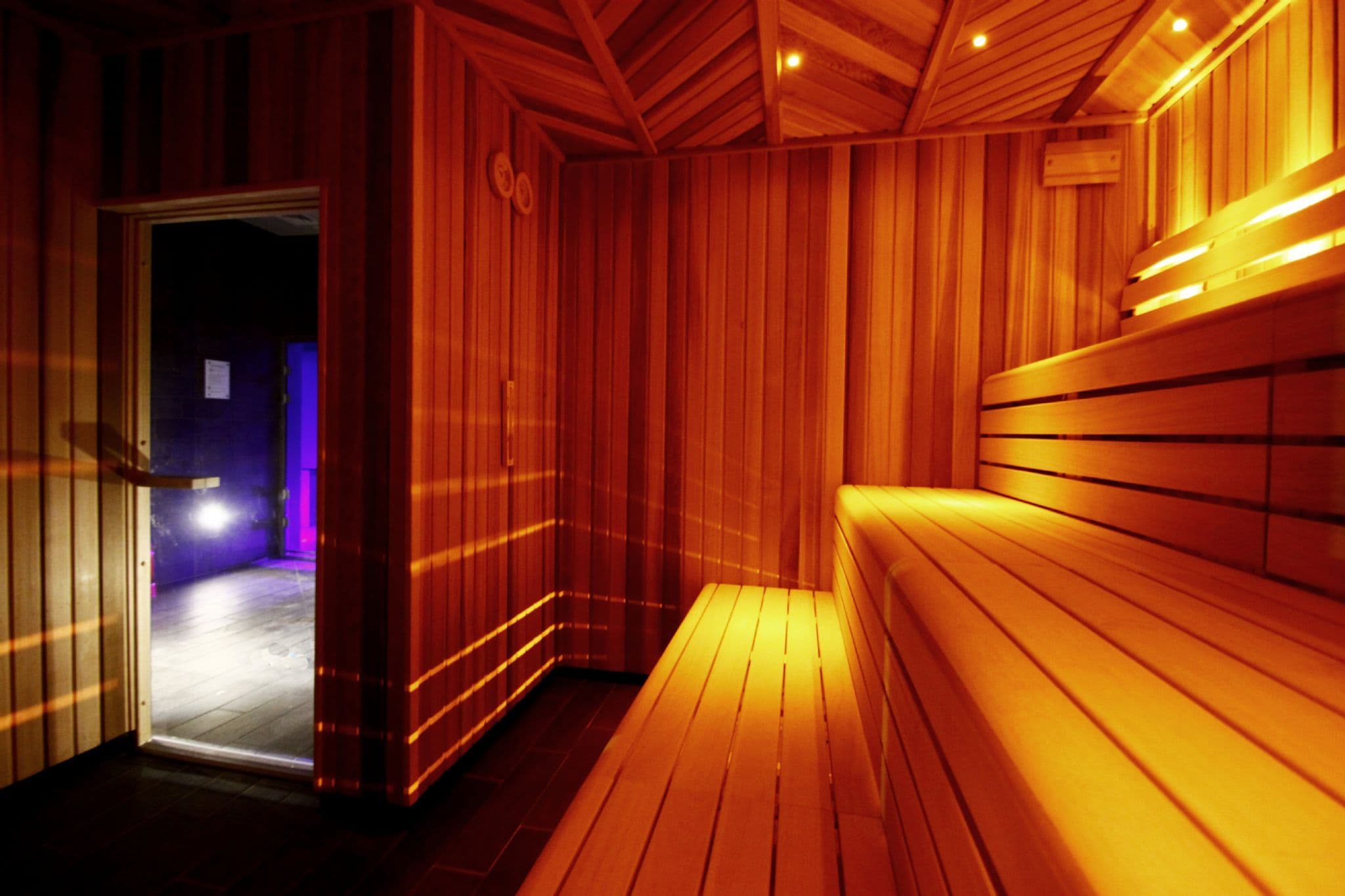 Bespoke Red Cedar Sauna Commercial Sauna