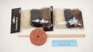 70g pottery drop spinning spindle and 60g of carded wool set  D