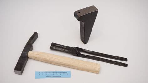 medieval style smithing set 830g anvil one only
