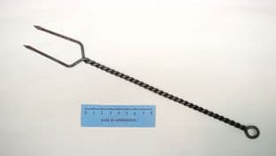 post medieval colonial style twisted wire cooking or toasting fork 12" long
