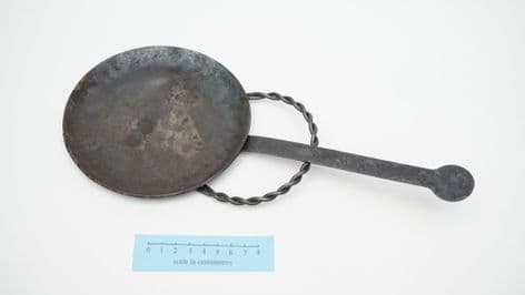 Roman 13cm diameter frying pan with hoop