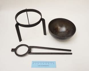 Roman carlingwark lock tripod with Trier pliers and 12cm steel dish