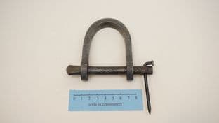 Roman style lifting shackle