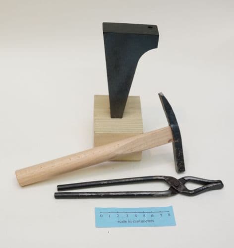 Roman to medieval smithing set with 830g anvil
