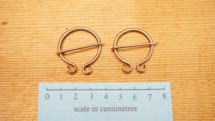 set of 2 Roman to Anglo-saxon fowler class B bronze penannular brooches 23mm diameter