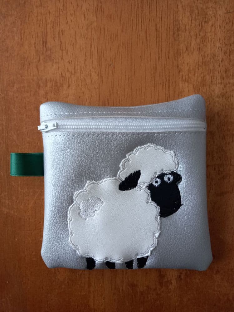 In the Hoop machine embroidery Zippy bags course