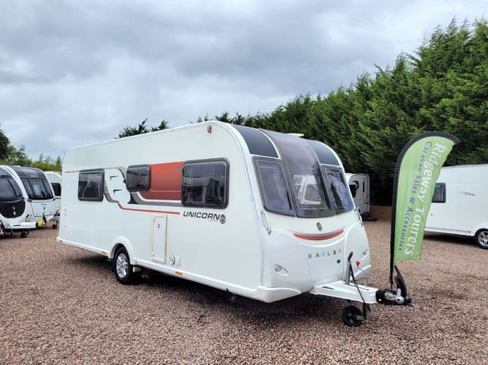 BAILEY UNICORN III VIGO 2015 SINGLE AXLE 4 BERTH - FIXED ISLAND BED, MOTOR MOVER, SOLAR PANEL